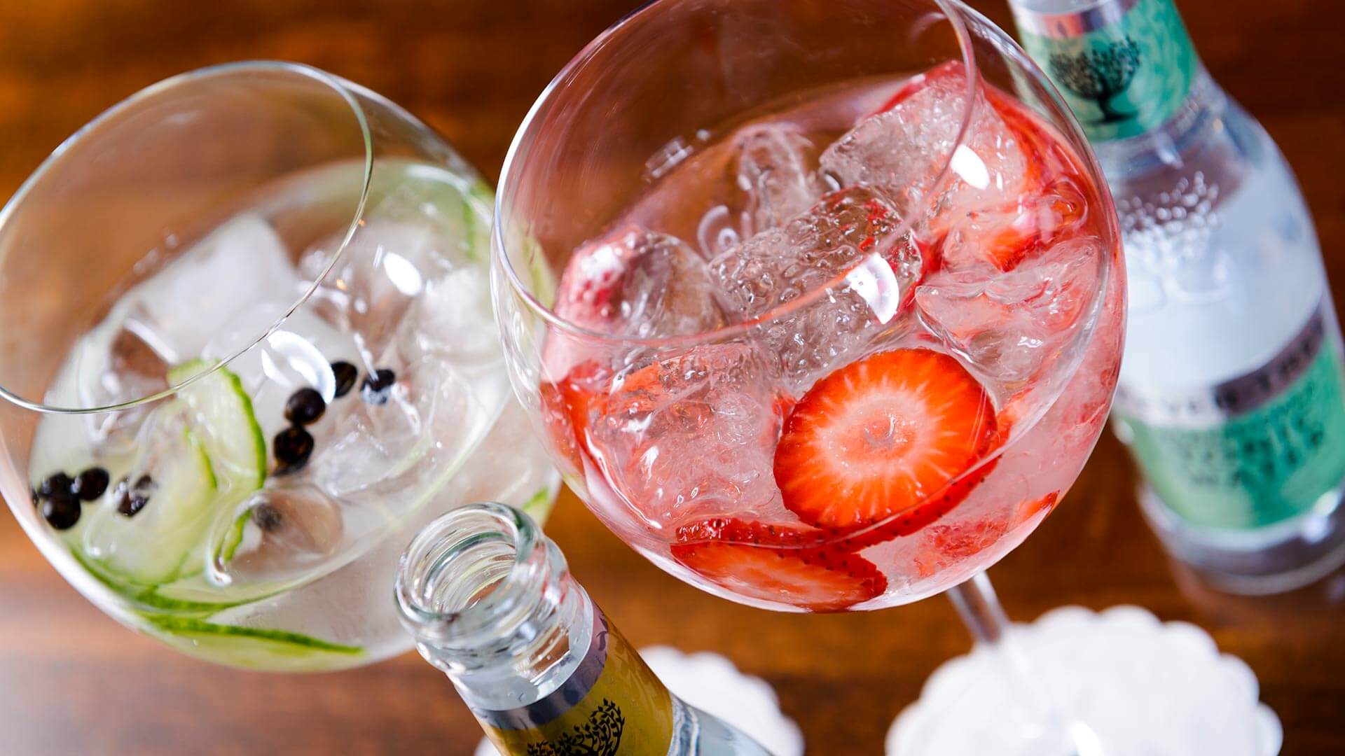 Gin and tonic with strawberries